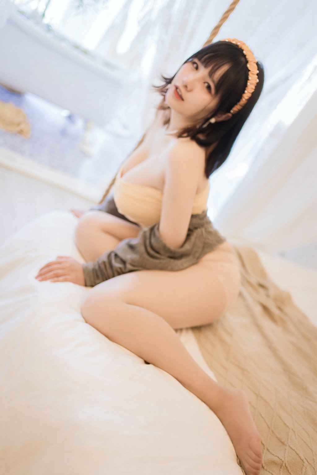 人气Coser@阿半今天很开心 黄色抹胸 [68P/1V/324MB] 网红写真-第3张