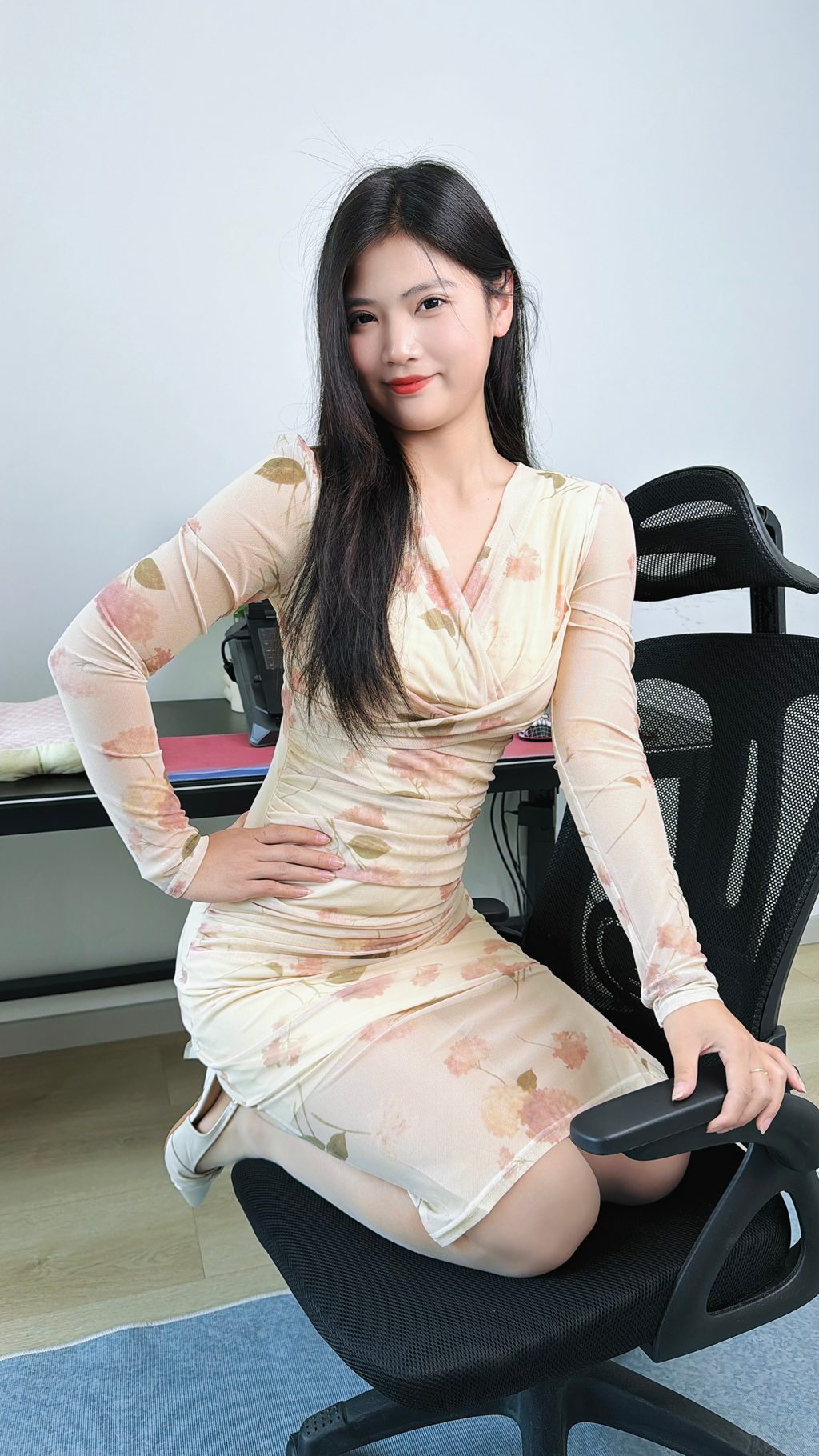 丝韵摄影 NO.3413 晨晨 轻熟御姐风米白色V领长袖蕾丝碎花裙 [122P/1V/2.4GB] 丝韵摄影-第4张
