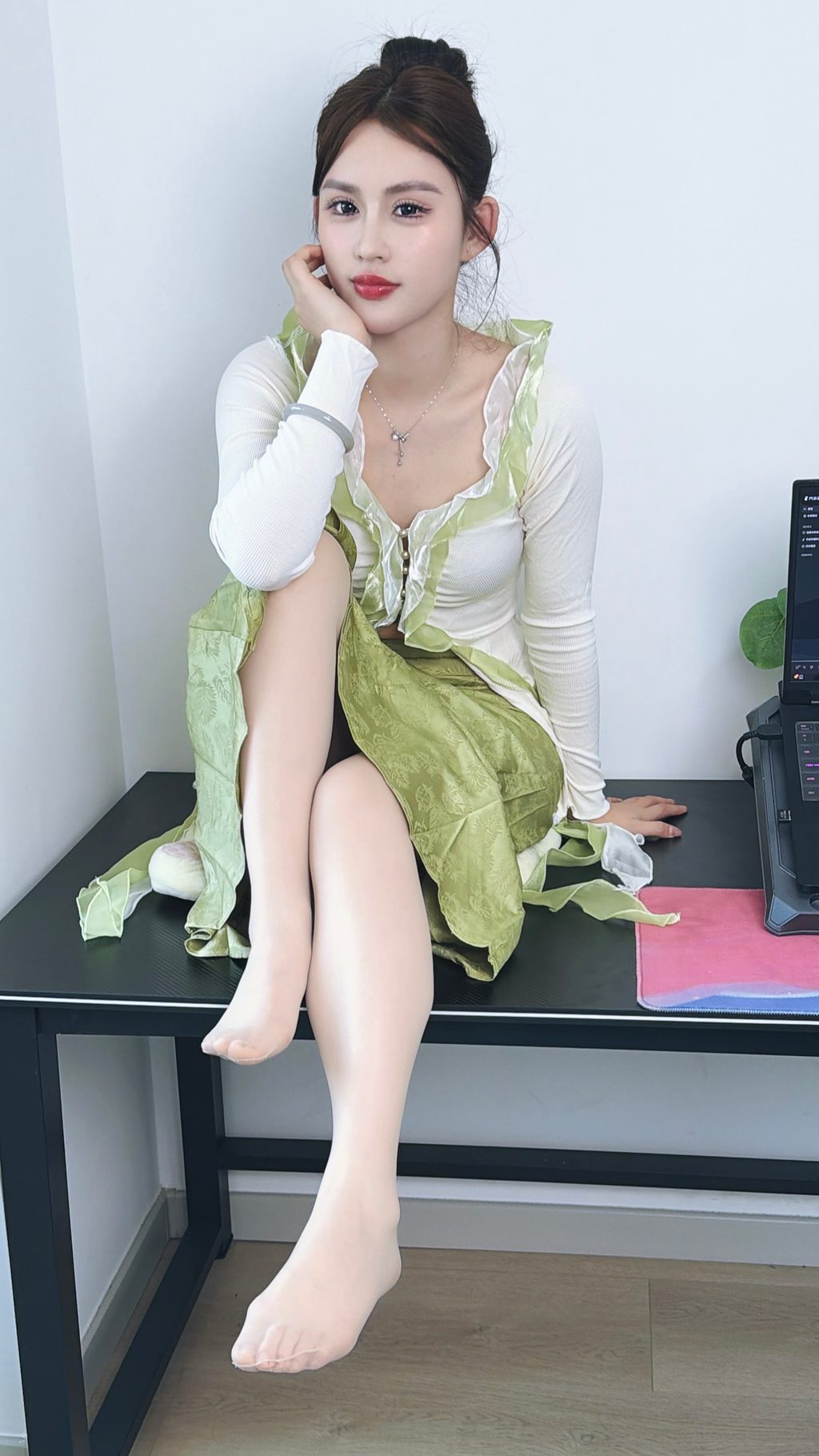 丝韵摄影 NO.3446 小意 法式温柔风 米白色木耳边V领长袖开衫 [140P/1V/2.50G] 丝韵摄影-第4张